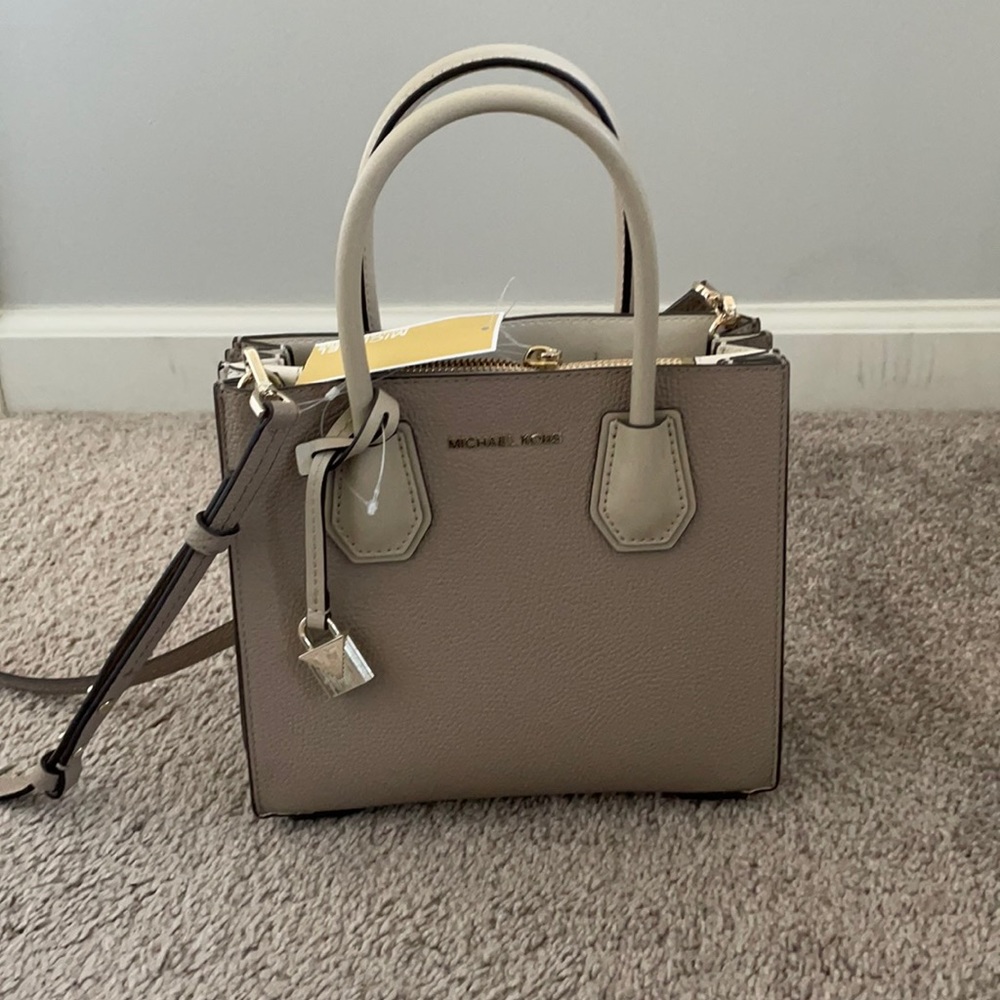 NWT Michael Kors Medium Acrdion Messenger Leather Purse in Truffle